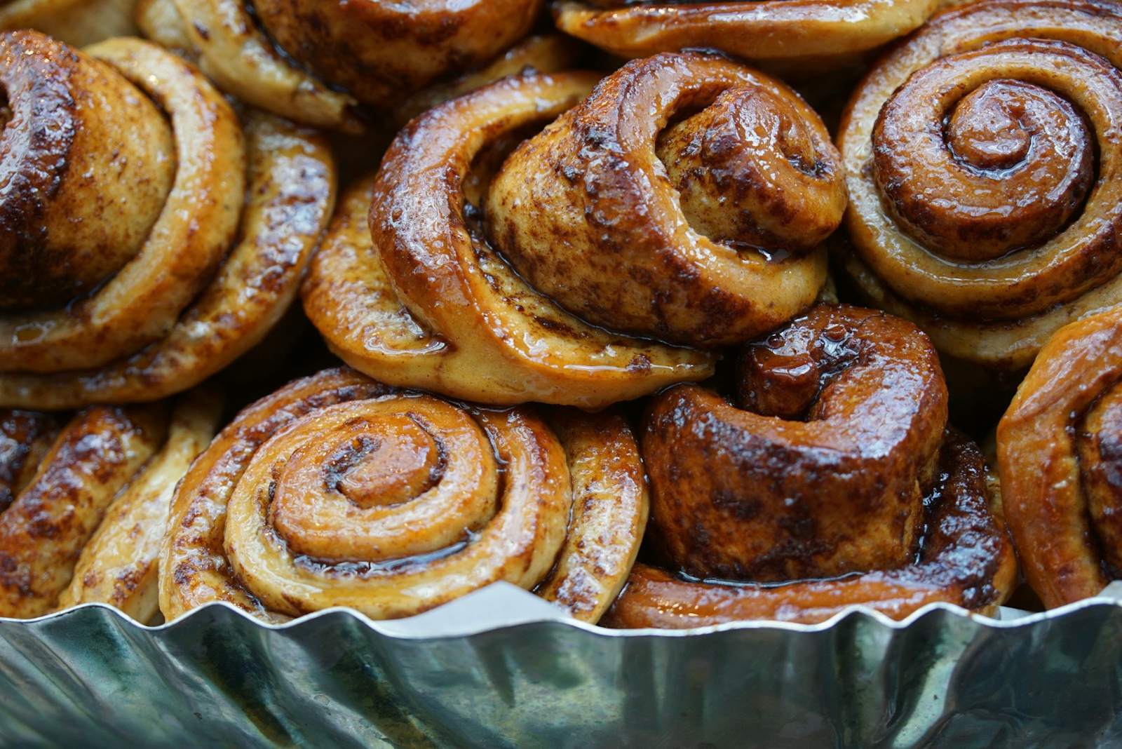 Cinnamon rolls in a tin