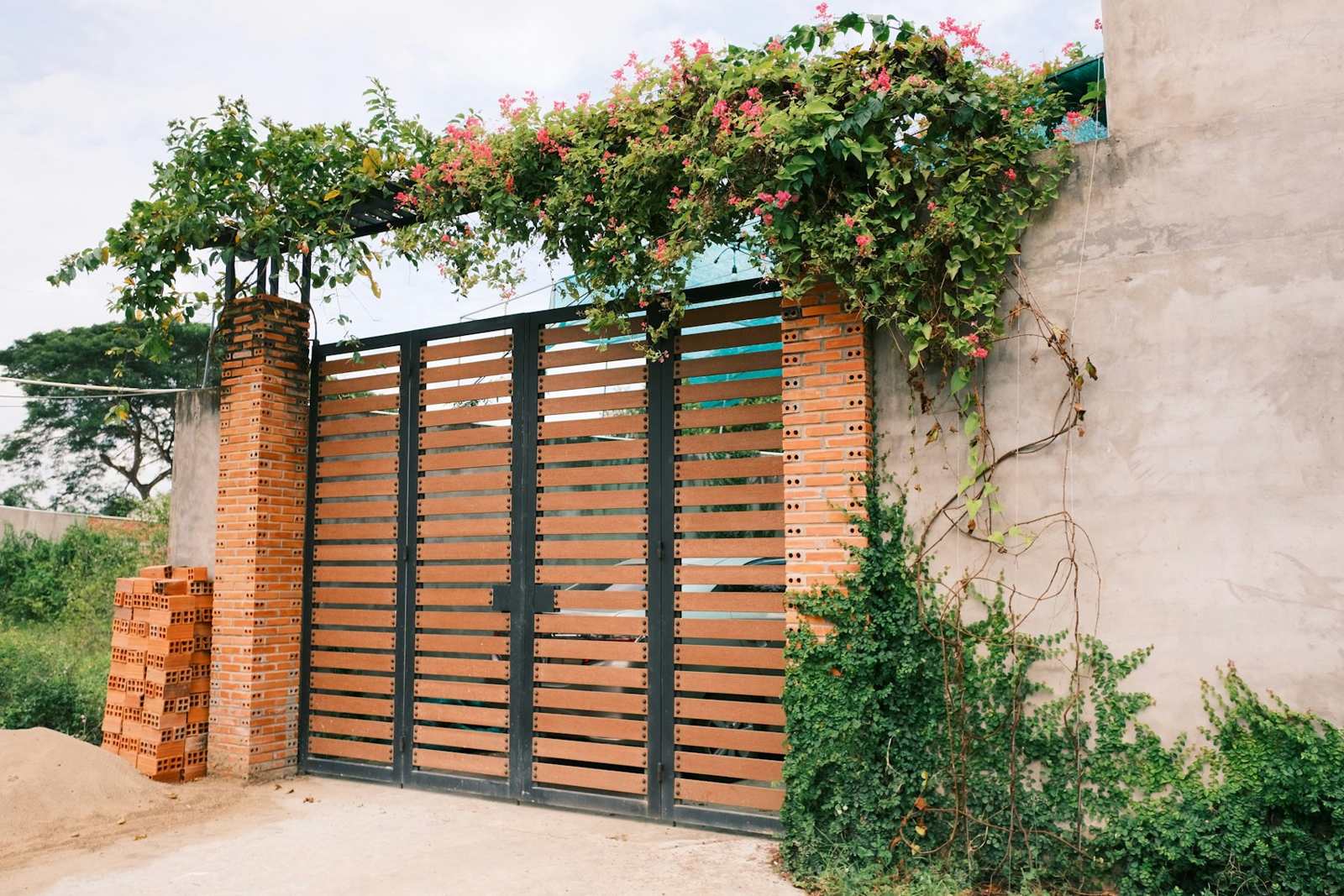 Slatted entry gate