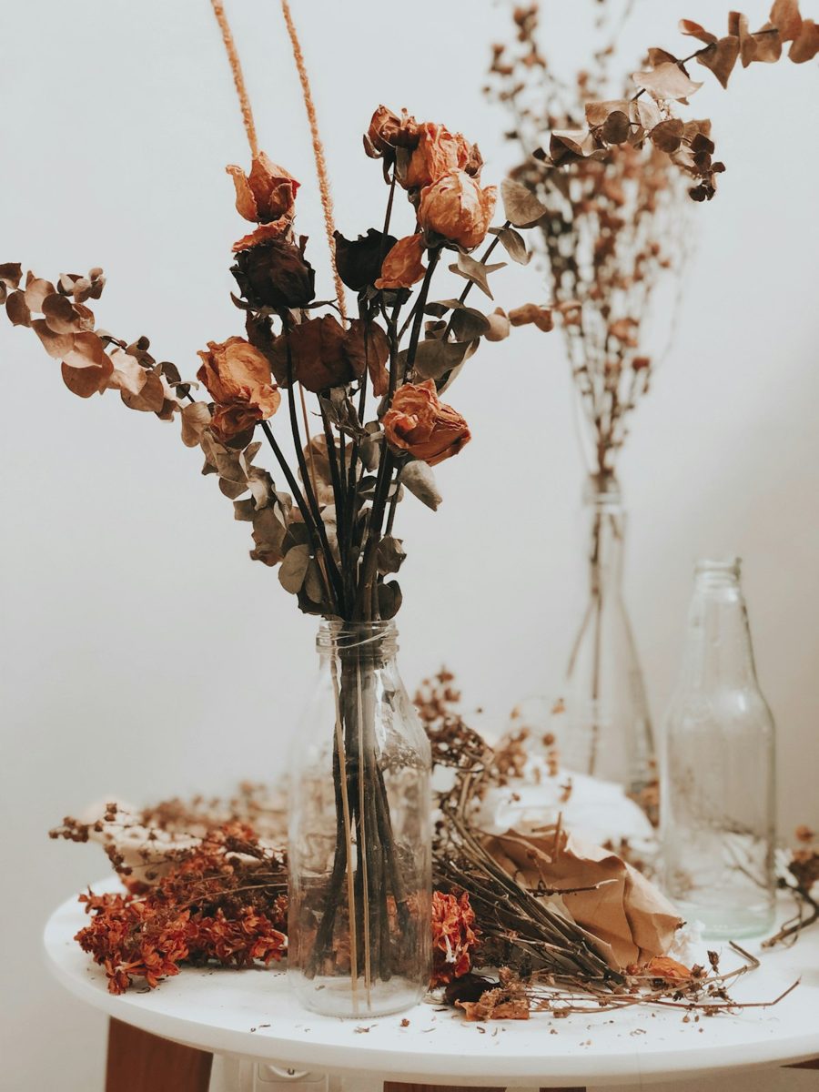 Clear glass vase with withered roses