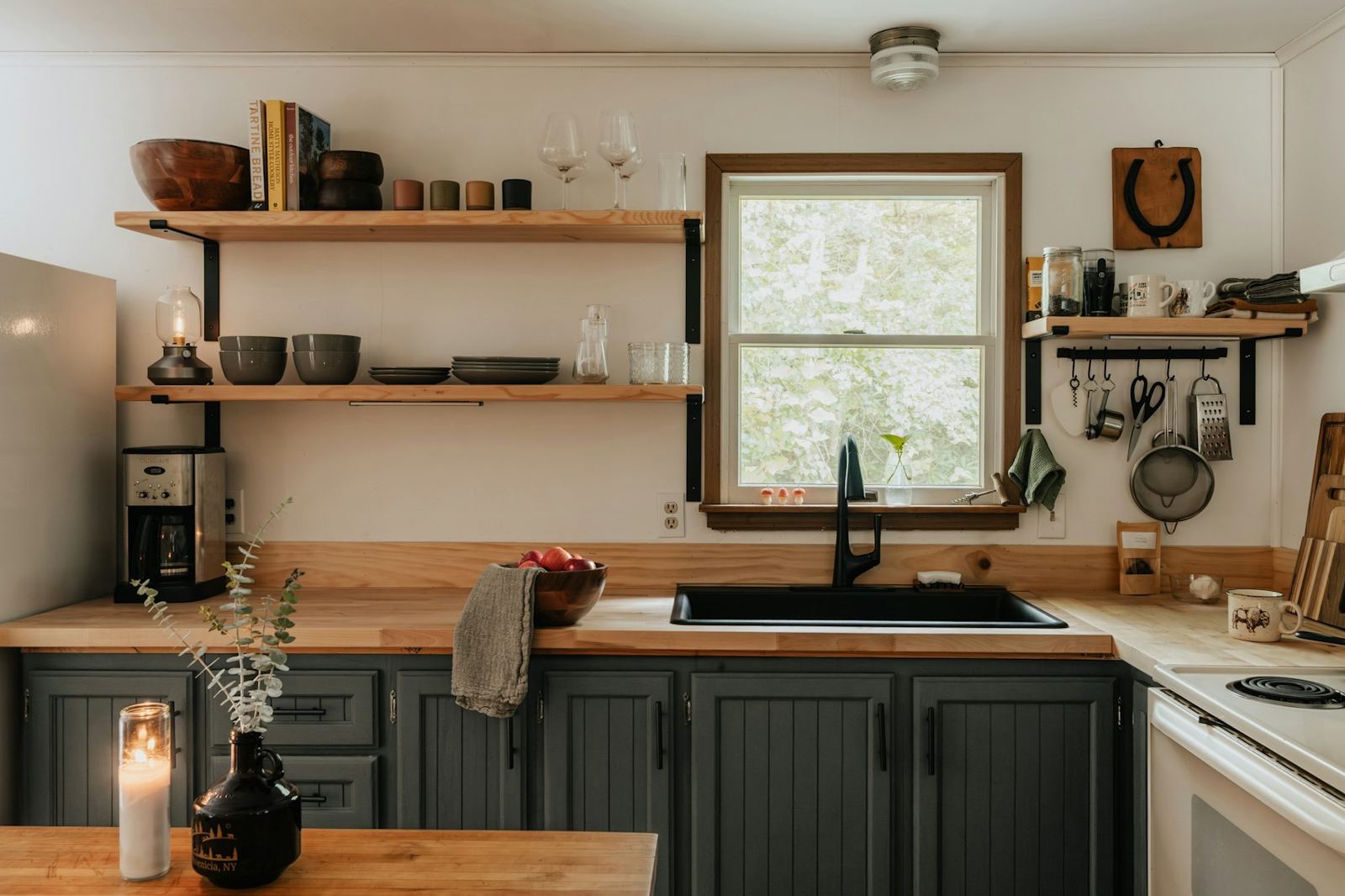 Willow Run: Farmhouse kitchen, open shelving