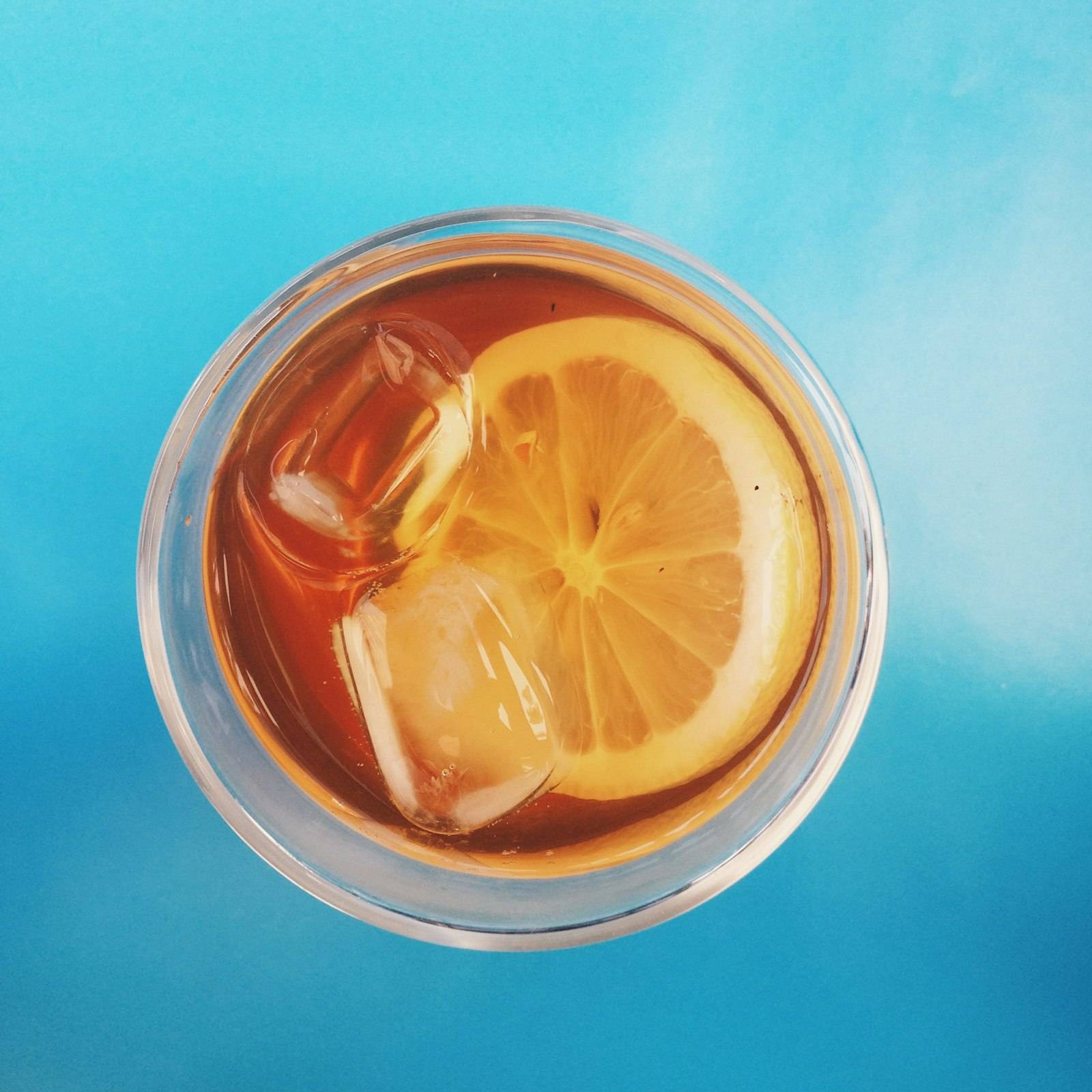 Iced tea with lemon from above